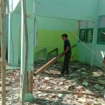 Petugas saat membenahi bangunan terdampak gempa di Pulau Bawean, Gresik.