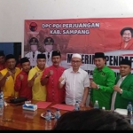 Gus Mamak (baju putih) foto bersama pengurus DPC PDIP dan PPP Sampang usai mendaftar.