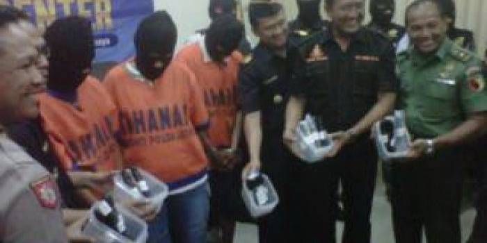 BUKTI – Ketiga tersangka dan baranh bukti sabu 1.680 gram ditunjukkan petugas, di kantor Bea Cukai Tanjung Perak Surabaya, Kamis (8/5/2014). foto : rusmiyanto/BangsaOnline

