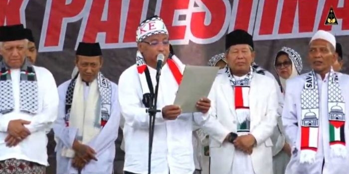 KH Fahmi Amrullah Hadzik (Gus Fahmi) didampingi (KH Abdul Hakim Mahfudz (Gus Kikin), KH Ahmad Musta