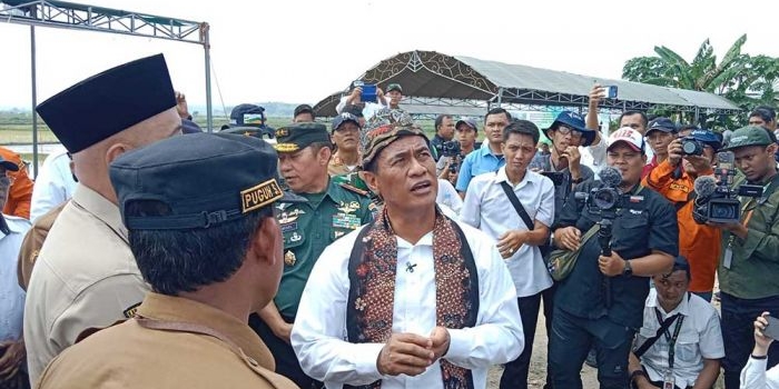 Mentan RI Andi Amran Sulaiman saat kunjungan kerja di Bangkalan dalam rangka pompanisasi sebagai upaya akselerasi program perluasan areal tanam (PAT) tahun 2024.