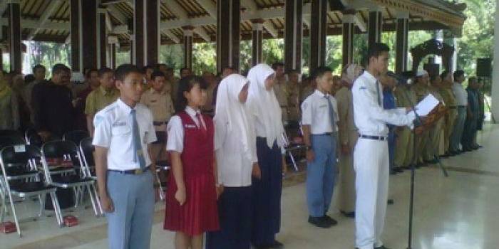 Perwakilan siswa SD,SMP,SMA,SMA kala ikrar UN Jujur dan Berprestasi, di Pendopo Delta Wibawa, Senin (7/4/2014). foto : musta