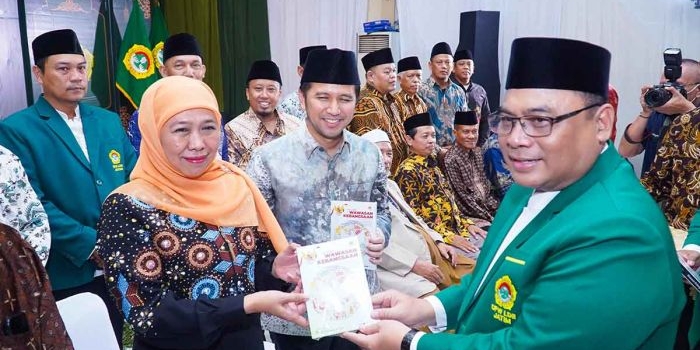 Khofifah Indar Parawansa saat menerima dukungan dari LDII Jawa Timur untuk maju di Pilkada 2024.