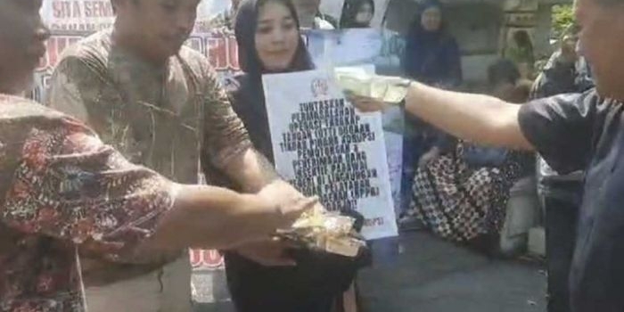 Ratusan masyarakat saat menggelar donasi untuk Bupati Sidoarjo, Ahmad Muhdlor Ali yang mangkir dari panggilan Komisi Pemberantasan Korupsi (KPK) di depan Pendopo Delta Wibawa, Senin (6/5/2024)
