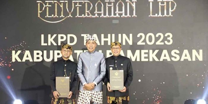 Pj Bupati Pamekasan, Masrukin, saat menerima penghargaan opini WTP dari BPK.