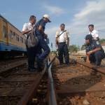 CEK-Petugas saat mengecek jalur rel Kereta Api (KA) di Kabupaten Jombang, Selasa (6/5/2014) petang. foto : m syafi