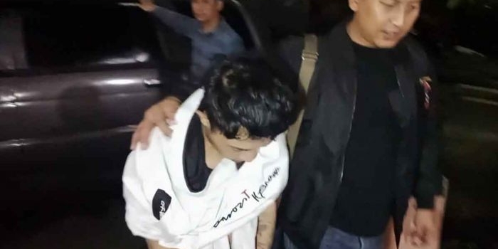 Residivis narkoba saat ditangkap akibat kasus curanmor di Surabaya.
 