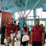 Petugas dari Kantor Imigrasi Kediri saat mengantar WNA Sri Lanka ke Bandara Internasional Soekarno Hatta. Foto: Ist