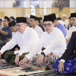 Pj Gubernur Jatim Adhy Karyono saat mengikuti rangkaian salat Idulfitri 1445 H di Masjid Nasional Al Akbar Surabaya