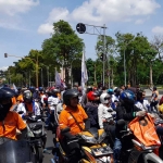 Sejumlah buruh dari Sidoarjo yang bergerak ke Surabaya untuk melakukan aksi demo di depan gedung Grahadi, dalam peringatan hari buruh sedunia, Rabu (1/5/2024).