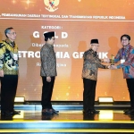 Vice President TJSL Petrokimia Gresik, Kadek Ardhika W.K saat menerima penghargaan dari Wapres, KH Ma