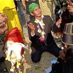 Suasana ritual pernikahan Saiful Arif (44) dengan seekor kambing betina yang diberi nama Sri Rahayu bin Bejo di Pesanggrahan Keramat 