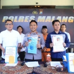 Konferensi pers terkait korupsi dana desa di Mapolres Malang.