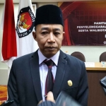 Ketua KPU Kota Batu, Heru Joko Purwanto, saat menjawab pertanyaan awak media.