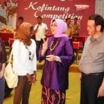 ?

Ketua Badan Kerjasama Organisasi Wanita (BKOW) Jawa Timur, Dra Hj Ummu Fatma Saifullah Yusuf berbicang dengan pelajar luar negeri dari program pertukaran pelajar. Foto:nisa/BANGSAONLINE