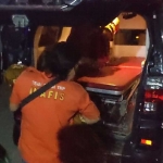 Tim Inafis Satreskrim Polres Tulungagung saat mengevakuasi korban ke dalam ambulan.