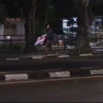 Potongan video terduga pelaku saat mencuri spanduk dan banner bergambar M. Syahrul Munir, bakal calon bupati di Pilkada Gresik 2024. Foto: Ist
