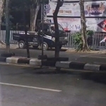 Potongan video terduga pelaku saat mencuri spanduk dan banner bergambar bacabup Asluchul Alif dan M Syahrul Munir. FOTO: ist.