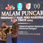 Kepala DPUBM Kabupaten Malang saat menerima penghargaan.