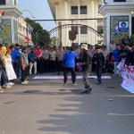 Aksi PMII saat demo di depan Kantor Bupati Tuban memprotes kebijakan pemkab yang menghapus SKTM dari syarat berobat bagi warga miskin.