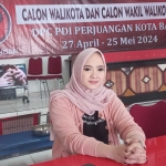 Anggota Tim 9 Panitia Pendaftaran Bakal Calon Wali Kota Batu, Amirah Ghaida Dayanara. 