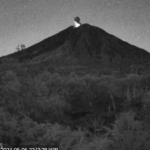 Letusan erupsi Gunung Semeru saat terekam kamera CCTV, Senin (6/5/2024) malam pukul 22.07 WIB. Foto: PVMBG
