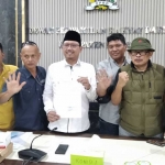 Ketua DPRD Kabupaten Pasuruan H. M. Sudiono Fauzan menunjukan surat penolakan yang akan disampaikan ke pusat.