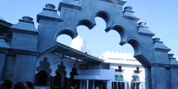 ?Masjid Rahmat Surabaya kini dilengkapi pintu gerbang yang tampak megah. Foto diambil Selasa (1/7). foto : nisa/BANGSAONLINE