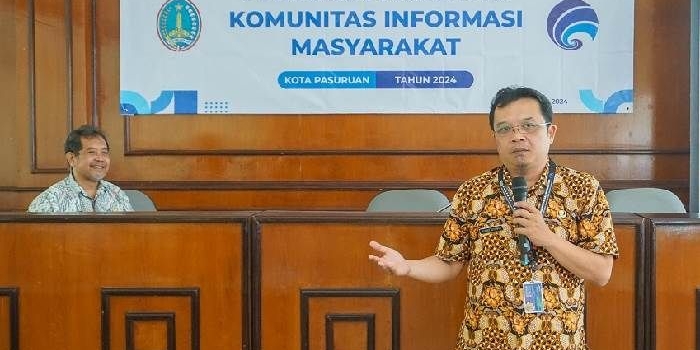 Kadis Kominfotik Kota Pasuruan di sebuah acara KIM penyebaran informasi. 
