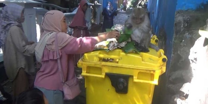 Warga saat memberi makanan pada monyet-monyet liar di Wisata Sendang Bektiharjo.