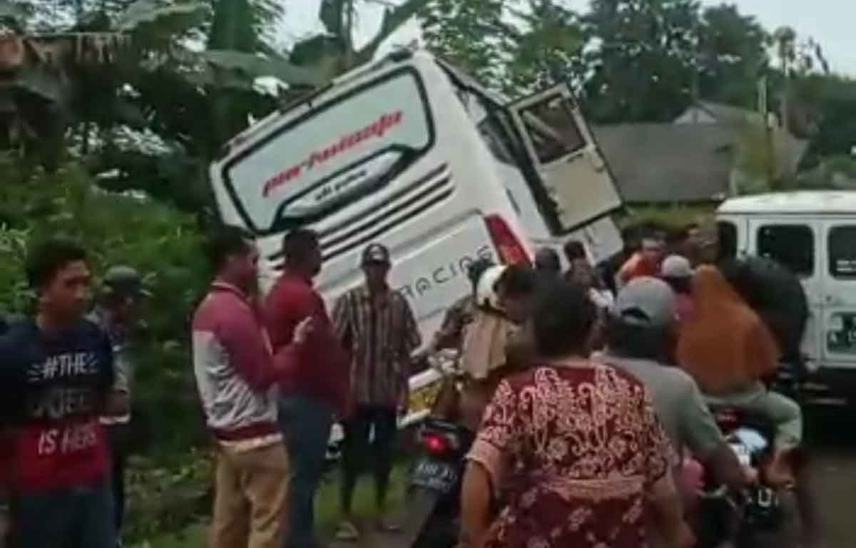 Rem Blong Bus Pariwisata Di Lumbang Probolinggo Tabrak 6 Kendaraan