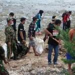 Anggota Babinsa, Muspika, pelajar dan masyarakat ketika membersihkan pantai Paciran.