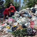 Suasana pemilahan sampah di RT 01 RW 10, Dusun Betas, Desa Kepulungan, Kecamatan Gempol, Kabupaten Pasuruan.