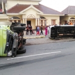 Kondisi dua kendaraan usai terlibat kecelakaan. foto: AAN AMRULLOH/ BANGSAONLINE