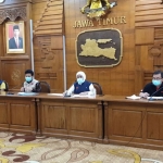 Gubernur Khofifah saat konferensi pers penanganan Covid-19 di Jawa Timur di Gedung Negara Grahadi. foto: istimewa/ bangsaonline