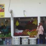 Beberapa stan yang menjual buah di Pasar Ngemplak, Tulungagung. foto: feri/ BANGSAONLINE