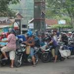 MENGULAR: Warga antre membeli BBM di SPBU depan terminal bus Trenggalek, Selasa (5/1). foto: herman/ BANGSAONLINE