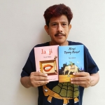 Hamid Nabhan dan buku kumpulan cerpen terbarunya. (foto: ist)