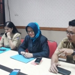 Kepala Dinas Kesehatan (Dinkes) Kota Surabaya Febria Rachmanita (kerudung hijau) didampingi Kepala Bagian Humas Pemkot Surabaya M. Fikser.
