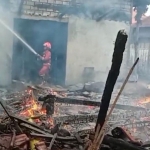 Diduga Konsleting Listrik, Rumah Warga di Desa Kujung, Kecamatan Widang, Kabupaten Tuban Hangus Terbakar, Kamis (6/10/2022)