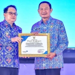 Bupati Lamongan saat menerima penghargaan dari Pj Gubernur Jatim.