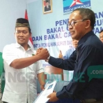 Ketua Desk Pilkada DPC Partai Demokrat Jombang, Imam Hanafi (baju biru) menyerahkan formulir pendaftaran bacabup-bacawabup kepada Jakfar Sodiq, sekretaris DPC PPP Jombang yang mewakili Mundjidah Wahab, Rabu (16/8/2017). foto: ROMZA/ BANGSAONLINE