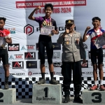 Atlet balap sepeda Kota Kediri saat naik podium (dok. Ist)