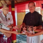 Ketua Harian Situs Ndalem Pojok, Kushartono (kiri), bersama beberapa tokoh saat menunjukkan buku tentang Bung Karno. Foto: Ist.
