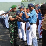 Dandim 0819 Pasuruan Letkol Arh Noor Iskak menyapa para peserta lomba usai apel pagi di halaman makodim.