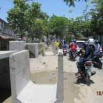 Proyek Box Culvert di Jl. Panglima yang dianggap membahayakan pengendara dan warga yang lewat. foto: bahri/BANGSAONLINE