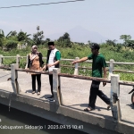 Ketua DPRD Kabupaten Pasuruan H. M. Sudiono Fauzan (tengah) saat meninjau Sungai Wrati yang dikeluhkan mengeluarkan bau busuk.