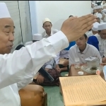 Prof Dr KH Asep Saifuddin Chalim, MA, saat membacakan kitab Mukhtarul Ahadits di Pondok Pesantren Aamantul Ummah Jalan Siwalankerto Utara Surabaya. Foto: M Mas