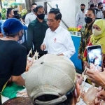 Presiden Jokowi didampingi Gubernur Khofifah saat memantau harga sembako di Pasar Wonokromo.
