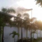 Kepulan asap dari cerobong hasil pembakaran limbah RSUD Tuban. (foto: suwandi/BANGSAONLINE)
